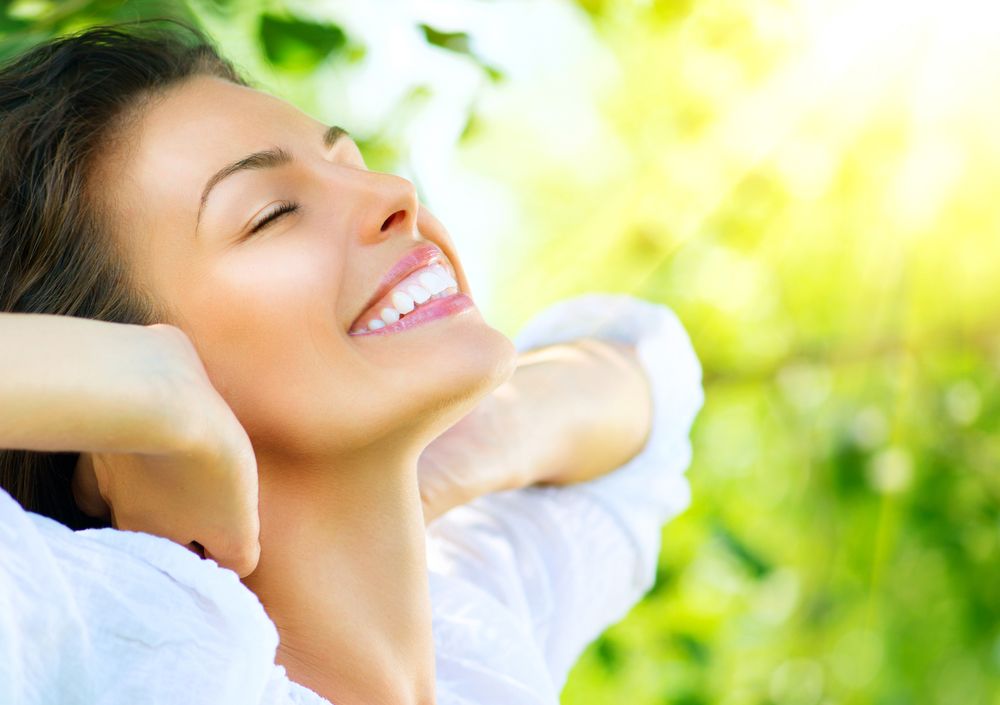 <p>Man experiencing jaw pain</p>